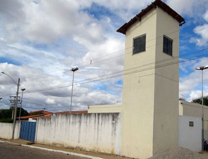 Indivíduos continuam tentando infiltrar drogas e celulares na carceragem da delegacia de Brumado