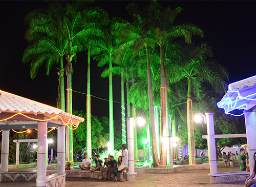 Prefeitura investe pouco e iluminação natalina fica restrita a poucos pontos da cidade