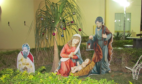 Decoração natalina da Câmara de Vereadores de Brumado é realizada com materiais recicláveis 