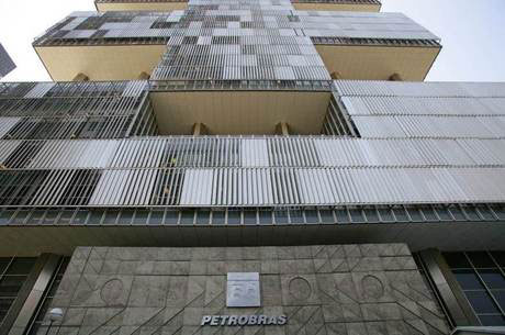 Lucro da Petrobras despenca mesmo sem contar perdas da Lava Jato