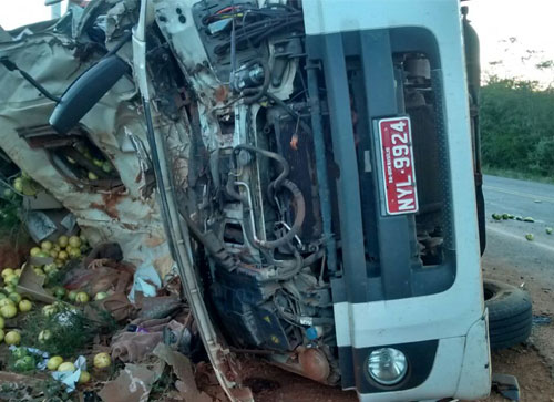 Caminhão com placa de Dom Basílio Tomba na BR - 030, trecho entre Caetité e Guanambi