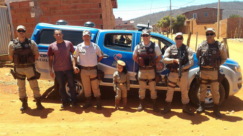 Dia das Crianças: Policiais militares de Caculé realizam sonho de criança que sonhava em se vestir de pm