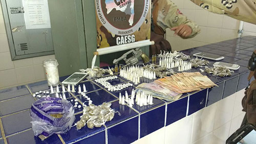 Mulher é presa por tráfico de drogas em Brumado; arma munições e drogas foram encontrados em sua residência