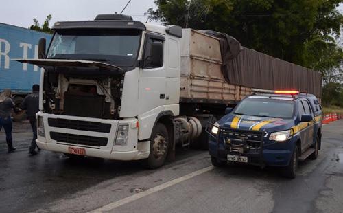 Carreta com carga de cigarro contrabandeado é apreendida pela PRF em Conquista
