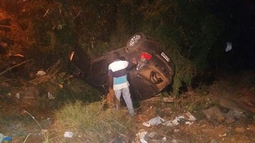 Carro oficial da Câmara de Rio do Antônio fica destruído após capotamento com vereador