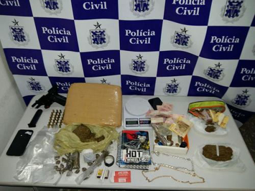 Duas pessoas são presas, além de drogas e arma apreendidas na Chapada