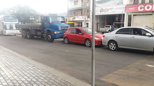 Três veículos se envolvem em acidente na Av. Centenário em Brumado