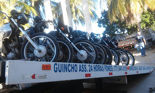 Motos apreendidas são retiradas do pátio da delegacia em Brumado e levadas para o Detran