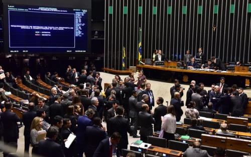 Teto de gastos é aprovado em 2º turno na Câmara e vai ao Senado