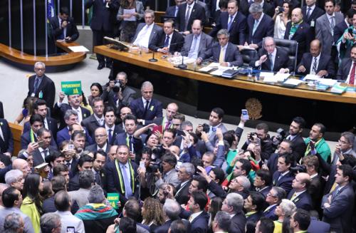 Deputados aprovam abertura de impeachment da presidente Dilma