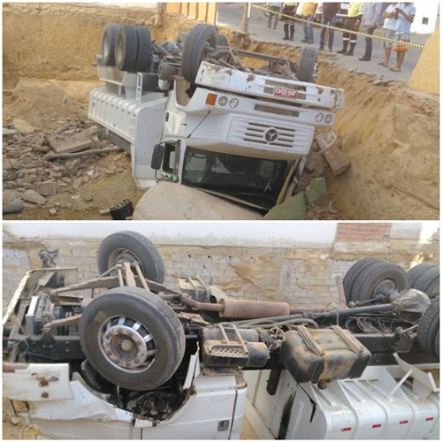 Caminhão cai em buraco após parte de rua ceder em Guanambi 