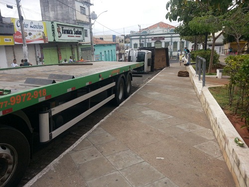 Caminhão tomba em frente à Igreja Matriz de Brumado