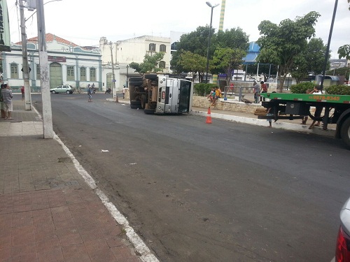 Caminhão tomba em frente à Igreja Matriz de Brumado