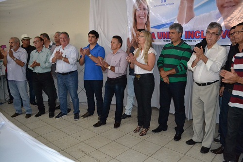 Terezinha e Adriano Paca oficializam suas candidaturas à prefeita e vice em Malhada de Pedras