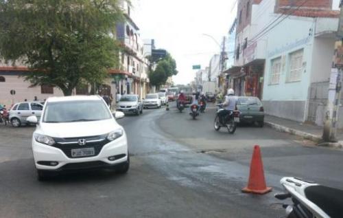 Quatro acidentes são registrados após ônibus derramar óleo na Av. Antônio Mourão Guimarães