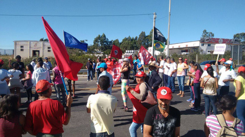 Protesto ‘a favor da democracia’ bloqueia trecho da BR-116, próximo ao Distrito Industrial