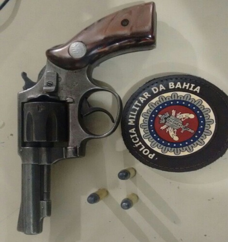 Polícia prende dupla suspeita de praticar vários delitos em Barra da Estiva; uma arma foi apreendida