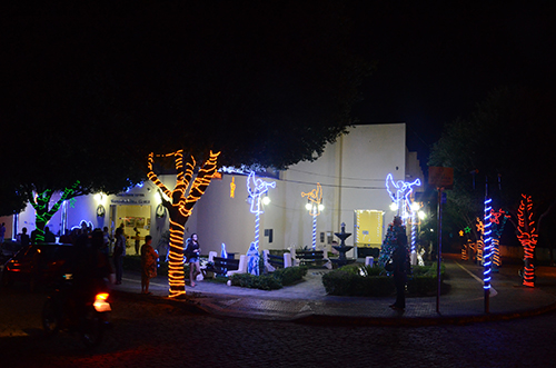 Beleza e compromisso com o meio ambiente: Decoração Natalina da Câmara de Vereadores de Brumado é inaugurada