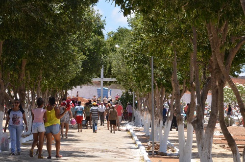 Dia de Finados: Em Brumado o movimento é intenso nos cemitérios