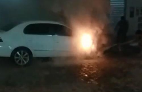 Vídeo: veículo pega fogo na Praça do Jurema em Brumado