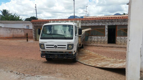 Caminhão desgovernado atinge residência em Barra da Estiva