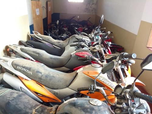 Falta de Perícia deixa delegacia de Aracatu abarrotada de veículos apreendidos