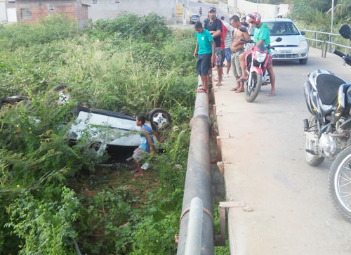 Carro cai da ponte do Rio do Antônio entre os Bairros São Jorge e Dr. Juracy em Brumado