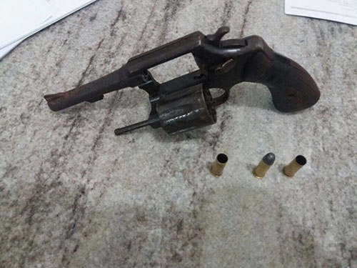 Motorista abandona carro e foge ao se deparar com a polícia; uma arma foi apreendida