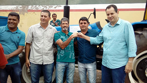 João de Didi entrega trator na comunidade de Caboclo em Barra da Estiva