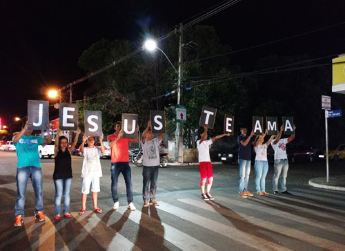 Evangélicos param o trânsito na Praça da Prefeitura em Brumado para falar sobre o amor de Deus