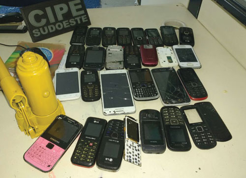 27 celulares, macaco e outros objetos são encontrados em celas da delegacia de Brumado após tentativa de fuga