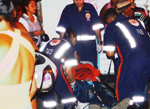 Homem passa mal e cai desacordado de moto ao participar de um cortejo fúnebre