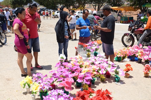 Dia de finados movimenta o comércio de flores e outros setores em Brumado
