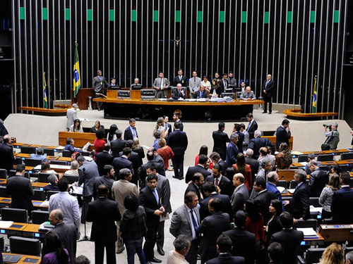 Ministros e secretários deixam cargos para votar sobre impeachment