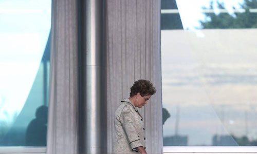 Dilma aposta em rota distinta e amplia distância do PT