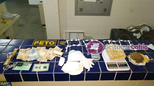 Grande quantidade de droga é apreendida pela polícia em quadra de esportes no Bairro Urbis I, em Brumado