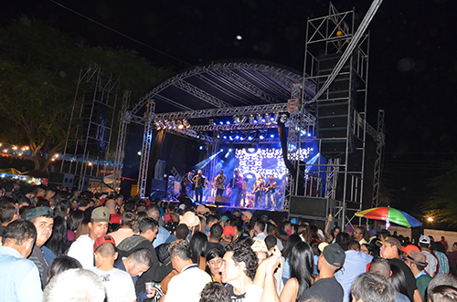 Grande público prestigia primeira noite do São Pedro de Aracatu; veja as fotos