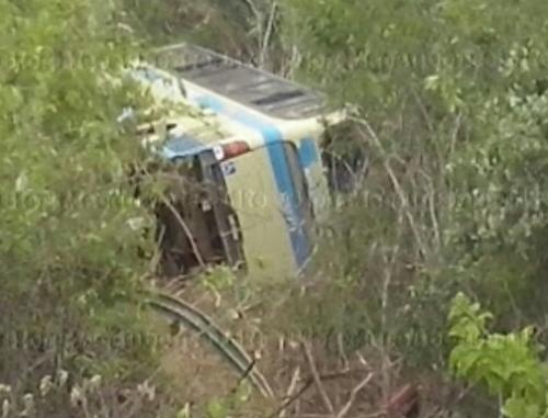 Devido a problema na barra de direção Ônibus da Novo Horizonte capota e deixa um morto e vários feridos
