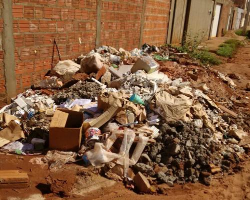 Dono de construção ocupa rua com lixo e entulho, vizinhos reclamam e ele culpa a prefeitura