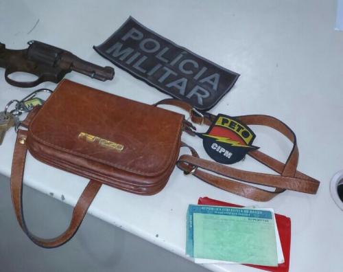 Moto recuperada, arma apreendida e três pessoas presas em ação da polícia em Brumado