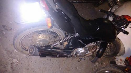 Morador da Fazenda Picadas é preso com moto reoubada em Guajeru