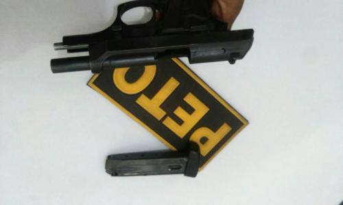 Indivíduo saca arma para atirar na polícia e acaba sendo alvejado em Brumado; a PM prestou socorro