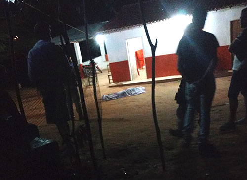 Pai mata o próprio filho a facadas em Guajeru; ele aguardou no local a chegada da polícia