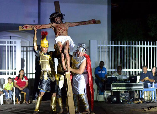 Encenação da Paixão de Cristo emociona milhares de fiéis na Praça João Pintor