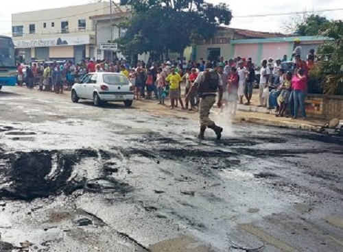 Barra do Choça: Feirantes queimam pneus em protesto após apreensão de carne