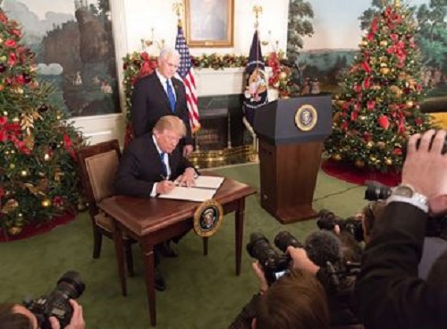 Palestinos tomam as ruas em protesto contra decisão de Trump sobre Jerusalém