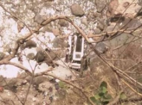 Ônibus cai em penhasco na Índia e deixa pelo menos 41 pessoas mortas