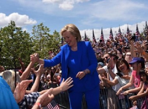 Hillary propõe leis mais restritas para compra de armas após atentado