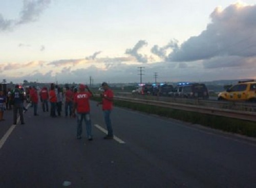 CUT mobiliza paralisação de trabalhadores e fecha estradas em Salvador