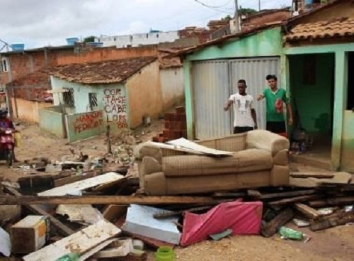 Jaguaquara: Chuva deixa desabrigados e alaga ruas; escola foi interditada